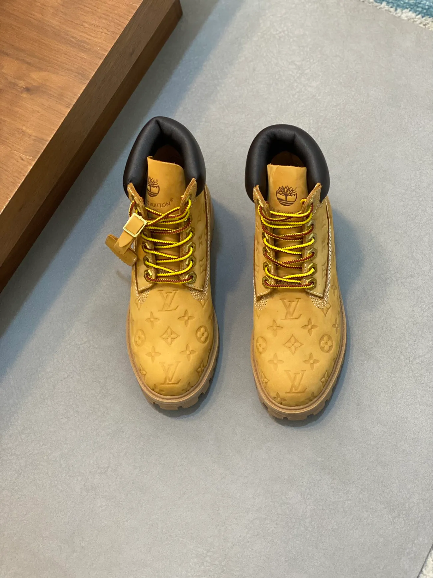 Men's shoes💰💰760 couple model👫 Loui* Vuitto* x Timberlan* co-branded presbyopia rhubarb boots ankle boots short boots, LV x Timberland ankle boots are made of Monogram embossed waterproof nubuck cow leather, relying on the brand's exquisite craftsmanship to carefully reshape the classic Timberland 6-inch boot shape in Italy, making an eye-catching appearance with American workwear style Pharrell Williams The 2025 autumn and winter men's wear show created by. The Monogram embossed tongue, original Timberland laces and outsole are exquisite details, the leather label expresses the cooperation logo, and the delivery counter is exquisitely packaged! ▪️Size: Women's 35-40 (customized in 40) ▪️Size: Men's 39-46 (45/46 customized)